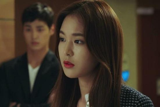 'Giận tím người' khi biết vợ giả vờ trực Tết bắt mẹ chồng 70 tuổi dọn nhà