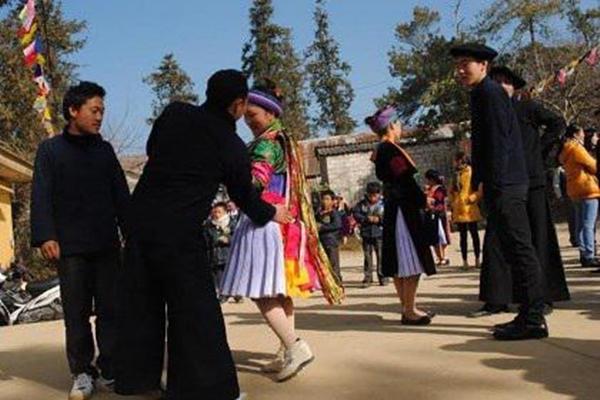 Cô gái xinh đẹp sở hữu chiếc tai kỳ lạ có thể kéo dài và cuốn cả chiếc dù che nắng khi 2 tay bận xách đồ-3