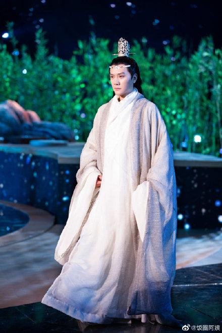 Chồng Triệu Lệ Dĩnh bị ném đá vì copy tạo hình của Vương Nhất Bác-1