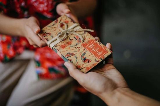 Người yêu giàu có về chơi nhà, lì xì bố mẹ, các cháu, tôi lặng người khi mở phong bì