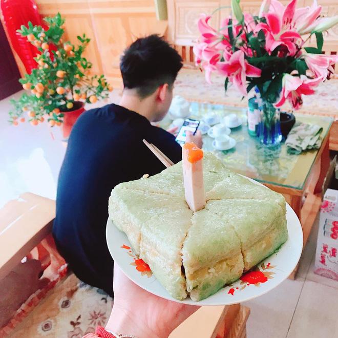 Bánh gato sinh nhật 2 tầng tông đỏ vàng năm mới ngày Tết có dựng hình bé  gái mê món xôi chè 3454  Bánh fondant