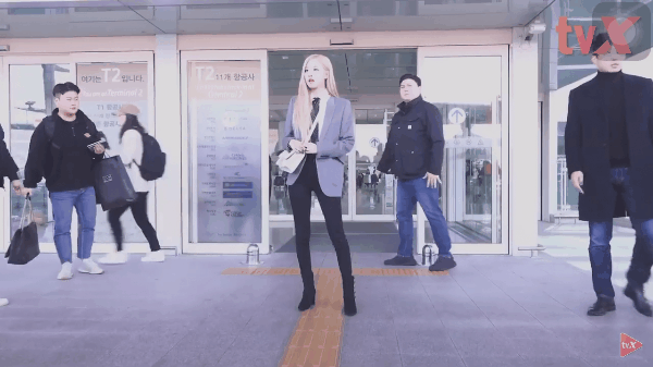 Đẹp ngã ngửa là gì: Rosé thả dáng ở sân bay khiến một người đàn ông ngã ngửa thật luôn!-1