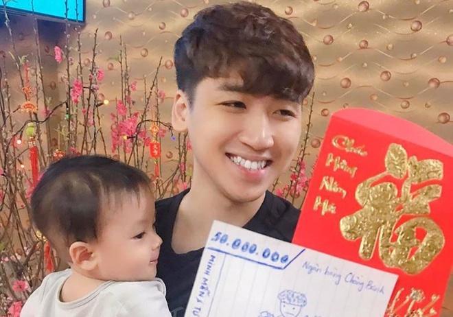 Vợ Bùi Tiến Dũng, con gái Minh Nhựa khoe lì xì trăm triệu dịp Tết-1