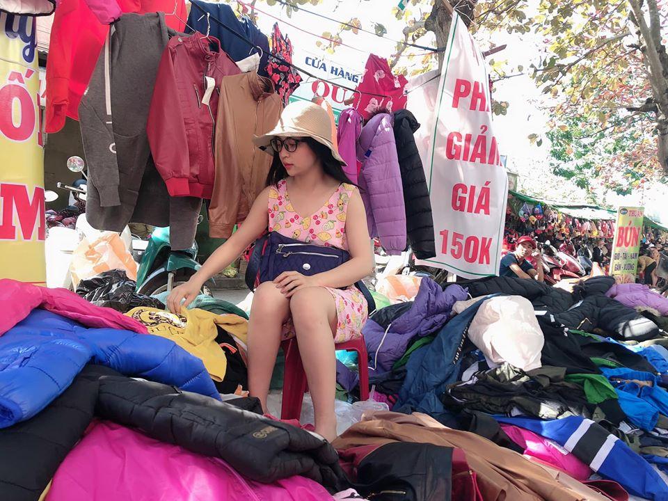 Xôn xao hình ảnh bạn gái cũ Quang Hải ngồi lề đường, bán quần áo giảm giá ngày Tết-1