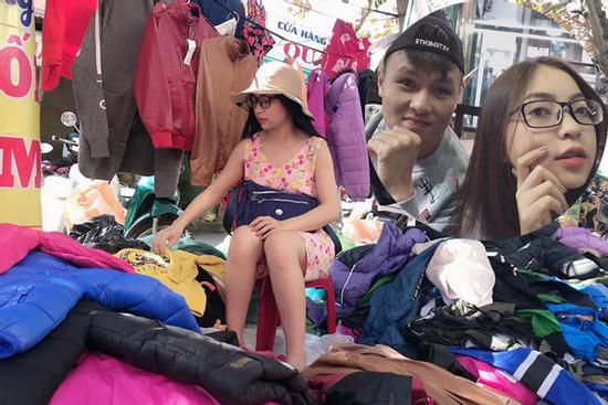 Xôn xao hình ảnh bạn gái cũ Quang Hải ngồi lề đường, bán quần áo giảm giá ngày Tết