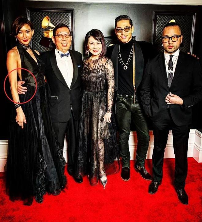 Lâm Chí Linh bị chê bai khi để một đại gia ôm eo ngay trước mặt chồng-1