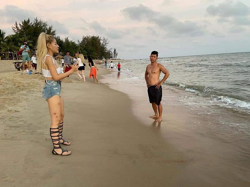 Du xuân ngắm biển cùng người tình Lương Bằng Quang, Ngân 98 bất ngờ để lộ đôi chân đầy thẹo, quần áo mô-đen tơi tả-2