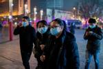 Trung Quốc bàn giao 4 công dân Việt bị sốt về nước điều trị, cách ly-2