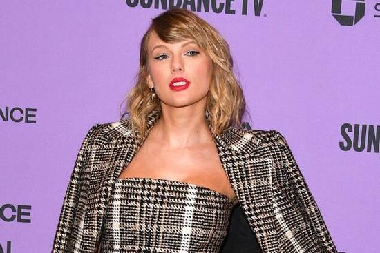 Taylor Swift và loạt sao thay đồ 'nhanh như chớp' trên sân khấu