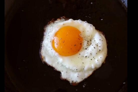 Học làm trứng ốp la mềm mịn cho năm mới