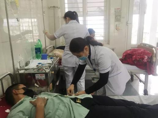 Trung Quốc bàn giao 4 công dân Việt bị sốt về nước điều trị, cách ly-1