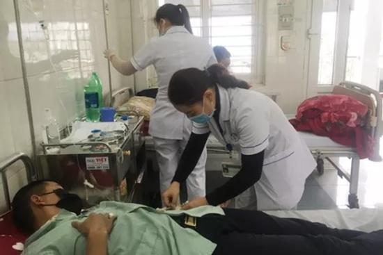 Trung Quốc bàn giao 4 công dân Việt bị sốt về nước điều trị, cách ly