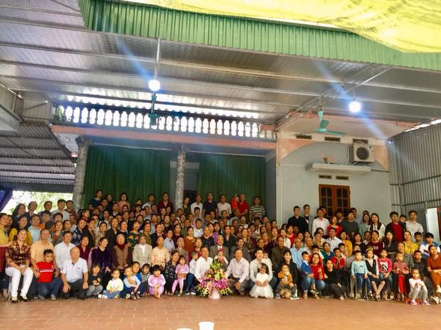 Bức ảnh siêu to khổng lồ của đại gia đình có 407 thành viên sum họp ngày Tết khiến dân mạng choáng váng-2