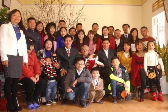 Bức ảnh 'siêu to khổng lồ' của đại gia đình có 407 thành viên sum họp ngày Tết khiến dân mạng 'choáng váng'