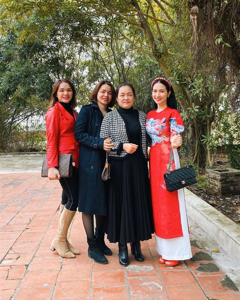 Xây nhà 5 tầng tặng bố mẹ ngày Tết, Hòa Minzy khiến dân mạng trầm trồ-5