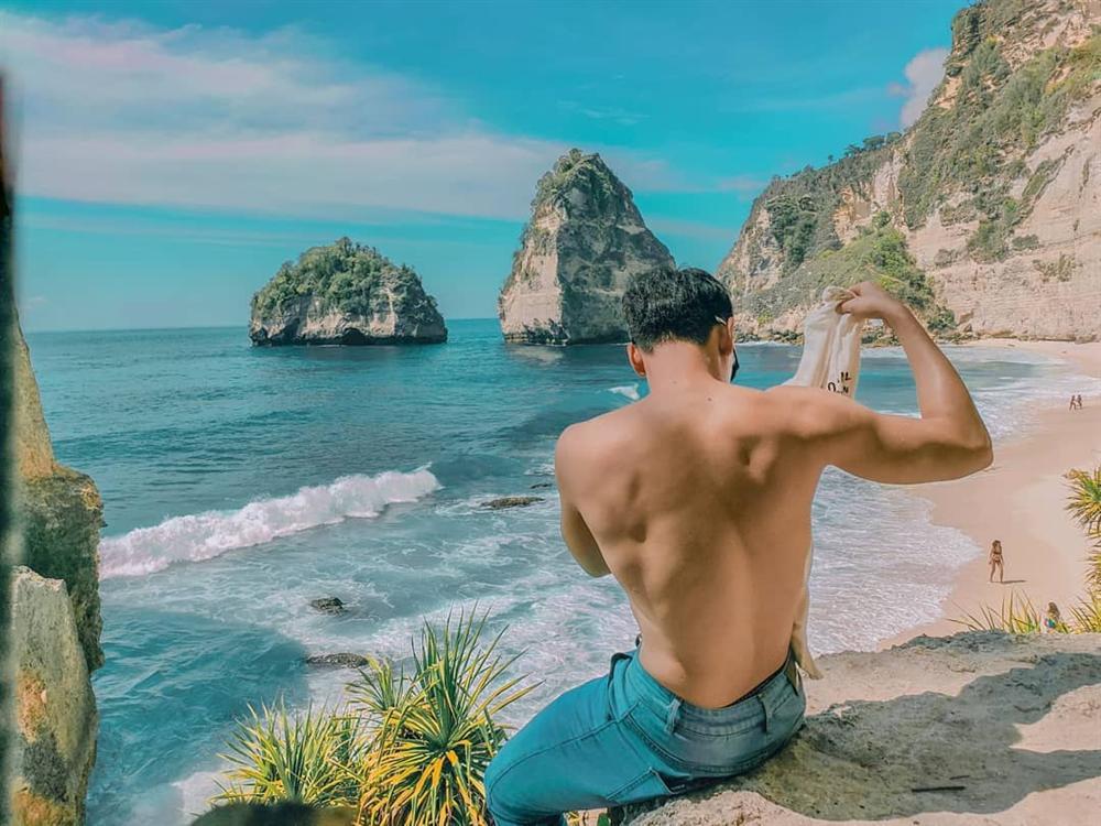 Isaac lột áo khoe body đầu năm, fan lập tức cảnh báo: Chú không mặc vào con chết cho chú coi-1