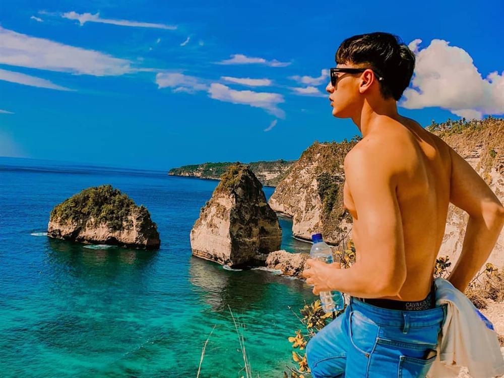 Isaac lột áo khoe body đầu năm, fan lập tức cảnh báo: Chú không mặc vào con chết cho chú coi-3