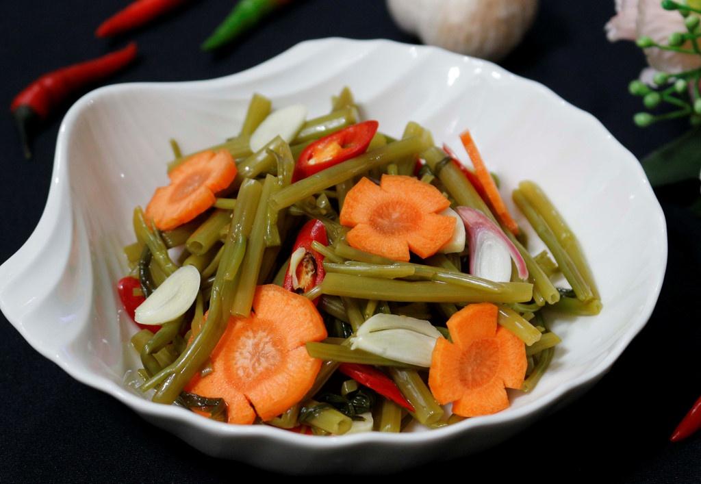 Rau muống ngâm giấm tỏi ớt là món ăn đơn giản và có thể sử dụng ngay chỉ sau vài giờ chế biến. Để làm món đồ chua này, bạn cần chuẩn bị những nguyên liệu như rau muống non, hành, tỏi, ớt sừng, cà rốt, muối, đường, giấm, non, nước và một hũ thuỷ tinh sạch. Khi thưởng thức, món ăn này sẽ có vị giòn của rau muống, vị chua ngọt của giấm và đường cùng một chút cay nồng của tỏi, ớt. Ảnh: Tramy755.