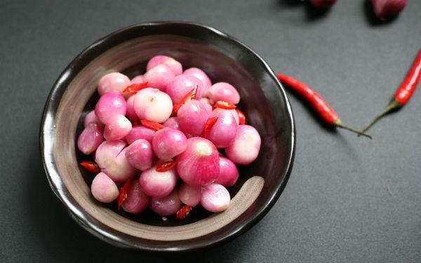 Hành tím muối xổi với vị chua ngọt sẽ là món ăn chống ngán thích hợp cho ngày Tết. Hành tím có tác dụng tốt cho sức khỏe và hệ tiêu hóa vậy nên rất thích hợp để ăn cùng những món chứa nhiều tinh bột hay dầu mỡ trong dịp Tết. Ảnh: Healthyplus.