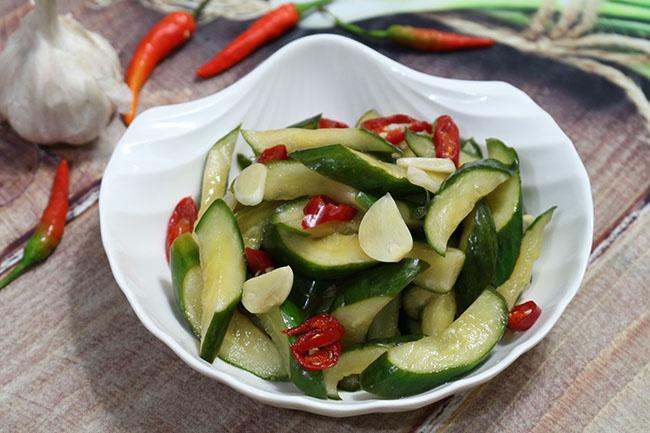 Dưa leo ngâm tỏi ớt có hương vị thanh mát, vị giòn sần sật sẽ là món chống ngán phù hợp cho gia đình bạn trong dịp Tết. Để chế biến món ăn này, bạn cần chuẩn bị những nguyên liệu như dưa chuột, muối, dầu ăn, gừng, tỏi, ớt đỏ, hạt tiêu, nước tương, đường, rượu vang trắng. Ảnh: Ngocfoody.