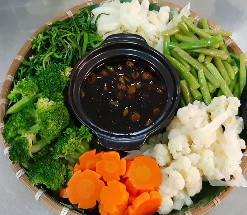 Rau củ luộc chấm kho quẹt cũng là món ăn thích hợp để bạn có thể cân bằng dinh dưỡng trong bữa ăn ngày Tết. Món ăn này được chế biến khá đơn giản, bao gồm rau củ luộc chín tới kết hợp cùng hỗn hợp kho quẹt đậm đà được làm từ tôm khô, thịt ba chỉ, đường, nước mắm, hành tím. Ảnh: Onlyhaonhien.

(Theo Zing)