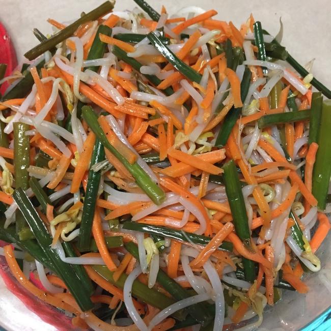 Dưa giá muối là món ăn kèm vừa đơn giản dễ làm, thích hợp với bữa ăn ngày Tết. Để chế biến món ăn này, bạn cho đường, giấm, nước vào nồi và đun sôi để có hỗn hợp nước muối dưa giá. Phần giá đỗ sau khi rửa sạch và cắt nhỏ sẽ được cho vào hũ sạch sau đó rót nước muối dưa vào. Bạn chỉ cần muối khoảng nửa ngày là có thể ăn được. Nếu chưa dùng hết, bạn nên bảo quản dưa trong tủ lạnh để không bị chua. Ảnh: Ashleyivan09.