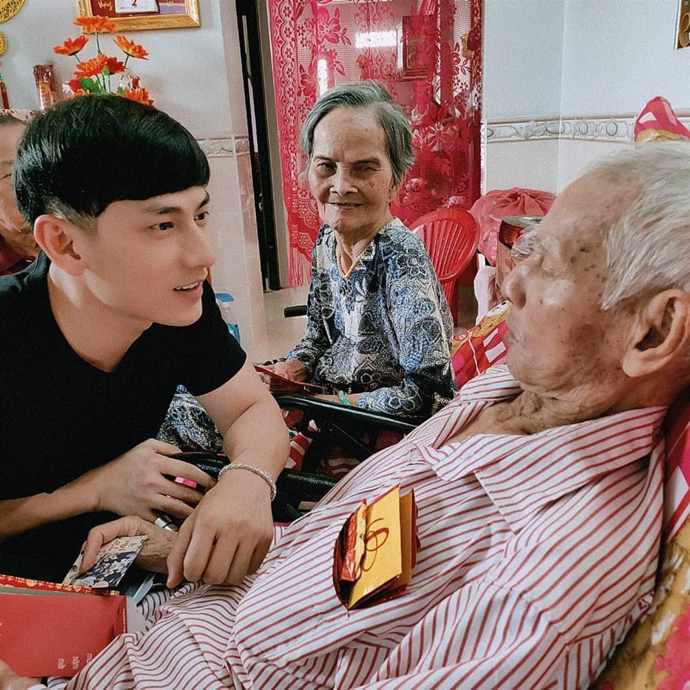 Isaac lột áo khoe body đầu năm, fan lập tức cảnh báo: Chú không mặc vào con chết cho chú coi-6