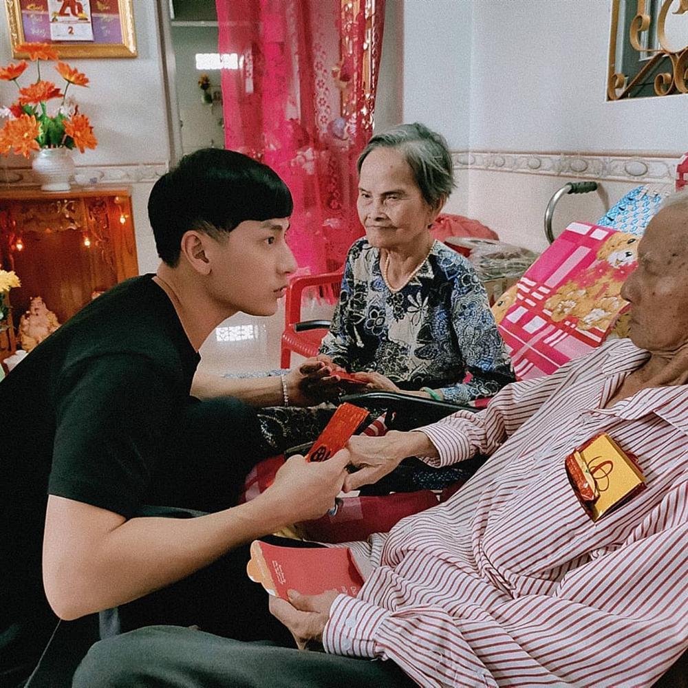 Isaac lột áo khoe body đầu năm, fan lập tức cảnh báo: Chú không mặc vào con chết cho chú coi-7