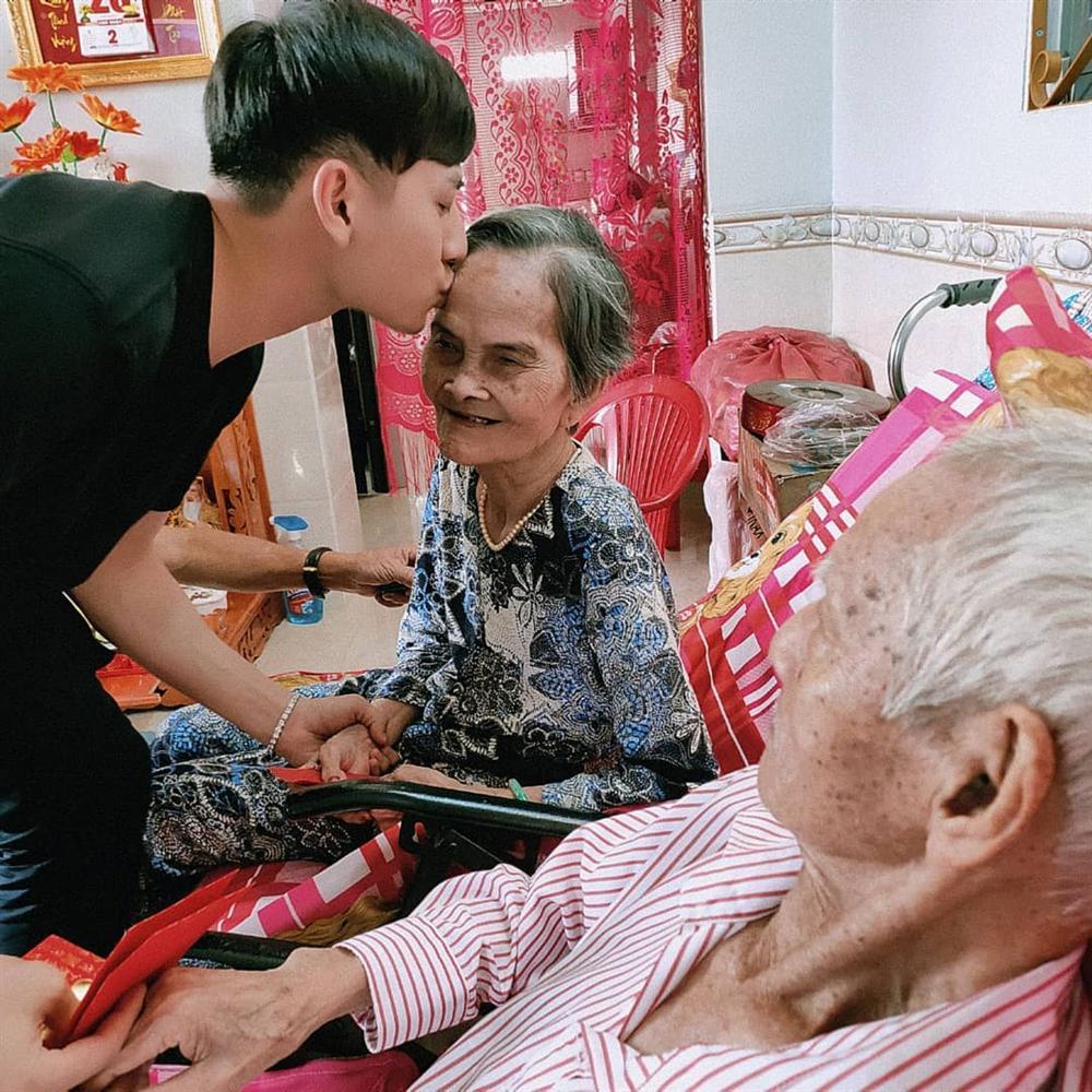 Isaac lột áo khoe body đầu năm, fan lập tức cảnh báo: Chú không mặc vào con chết cho chú coi-8