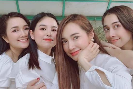 Chị em nhà Nhã Phương khoe nhan sắc mẹ bỉm sữa ngày đầu xuân