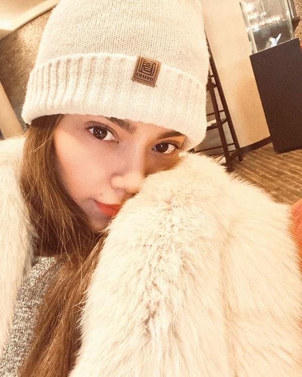 Hồ Ngọc Hà đang có chuyến du lịch Nhật Bản và chia sẻ: "Giữa trời tuyết lạnh giá thèm sảng một đĩa bánh chưng chiên đập bẹp và một bát củ kiệu muối. Những ước muốn đơn sơ, nhưng trong cuộc đời người ta vẫn mơ. Ps: Subeo vẫn đang miệt mài trượt tuyết quên luôn mẹ rồi, nhìn mặt mẹ kiểu sợ bị gọi về", mở đầu tin sao Việt.