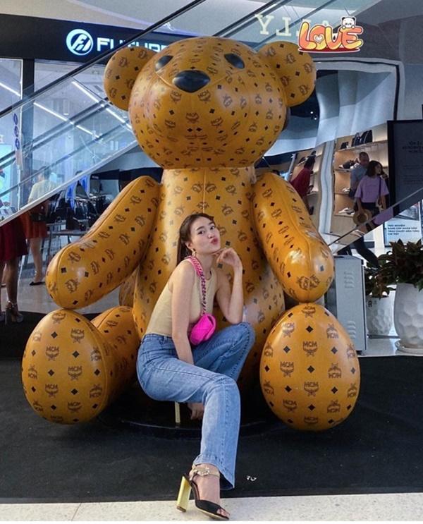 Ninh Dương Lan Ngọc đăng ảnh đi chơi đầu năm: "Ngoan chị mang về nuôi nha".