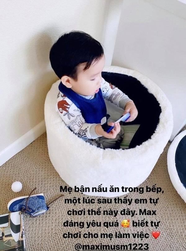 Phạm Hương tiếp tục chia sẻ hình ảnh con trai và kể câu chuyện: "Mẹ bận nấu ăn trong bếp, một lúc sau thấy em tự chơi thế này đây. Max đáng yêu quá, biết tự chơi cho mẹ làm việc".