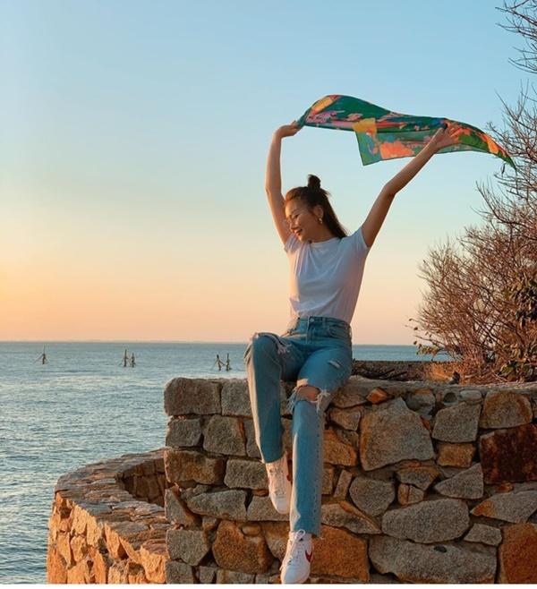 Thanh Hằng tâm sự đầu năm: "Khi cuộc đời chỉ còn hai màu đen trắng. Vẫn có một màu nắng, đó là...", góp mặt trong tin sao Việt.