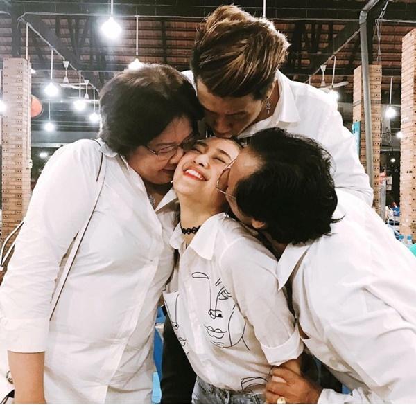 Hoa hậu Nguyễn Trần Khánh Vân chia sẻ niềm vui ngày Tết: "Gia đình em gồm có ba em, mẹ em, anh hai em... Nhưng sắp tới số lượng sẽ tăng lên vì sắp có thêm thành viên mới", khép lại tin sao Việt.