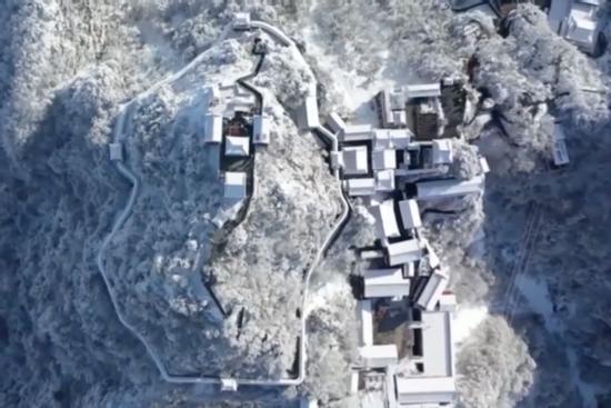 Núi Võ Đang đẹp tựa chốn thần tiên mùa đông tuyết trắng