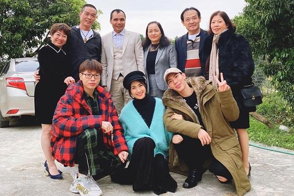 Rửa bát ngày Tết cùng Hòa Minzy và Erik, Đức Phúc bị dân mạng soi dáng ngồi đặc biệt-6