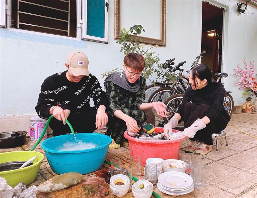 Rửa bát ngày Tết cùng Hòa Minzy và Erik, Đức Phúc bị dân mạng soi dáng ngồi đặc biệt-1