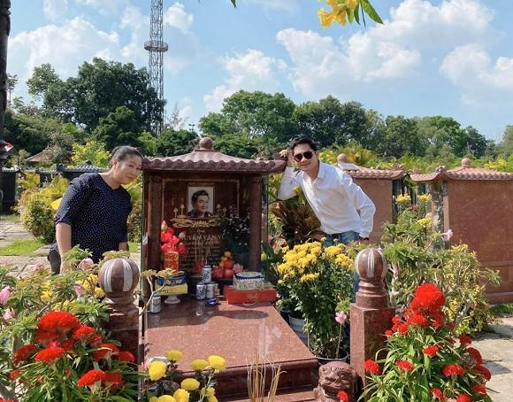 NSND Hồng Vân cùng Minh Luân đến viếng mộ nghệ sĩ Anh Vũ trong ngày mùng 5 Tết-3