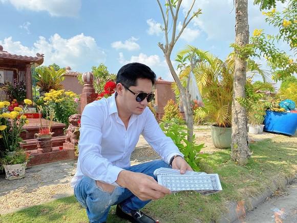 NSND Hồng Vân cùng Minh Luân đến viếng mộ nghệ sĩ Anh Vũ trong ngày mùng 5 Tết-4