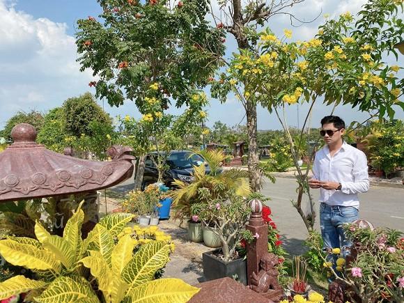 NSND Hồng Vân cùng Minh Luân đến viếng mộ nghệ sĩ Anh Vũ trong ngày mùng 5 Tết-6