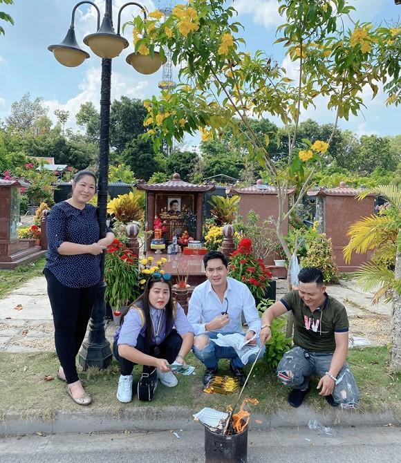 NSND Hồng Vân cùng Minh Luân đến viếng mộ nghệ sĩ Anh Vũ trong ngày mùng 5 Tết-7