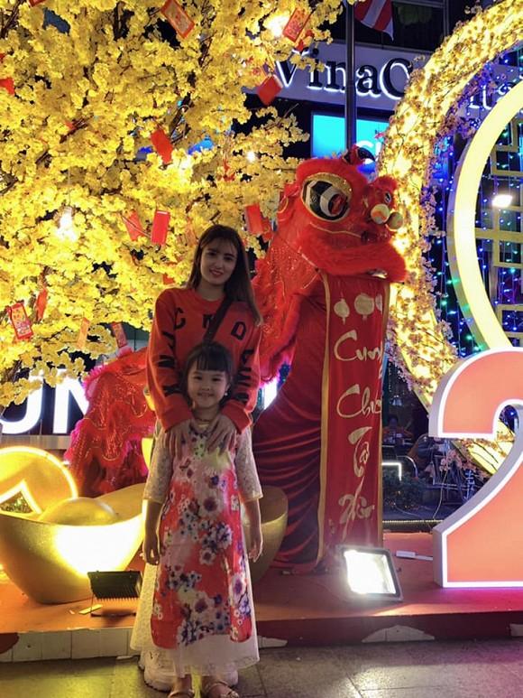 Làm mẹ đơn thân, em gái Công Vinh có cuộc sống ra sao sau 3 năm sang Singapore kiếm sống?-6