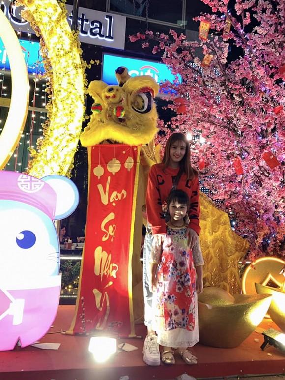 Làm mẹ đơn thân, em gái Công Vinh có cuộc sống ra sao sau 3 năm sang Singapore kiếm sống?-7