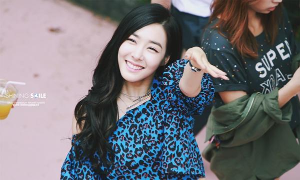 Tiffany sinh năm 1989 tại Mỹ với tên thật là Stephanie Hwang. Năm 15 tuổi, cô trở về Hàn và trở thành thực tập sinh của SM Entertainment.