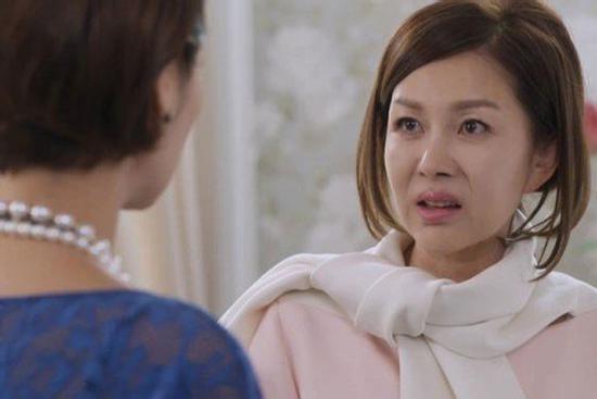 Mẹ bạn trai hùng hổ tới chửi mắng, mẹ tôi cười khẩy nói 2 câu khiến bà giục cưới vội