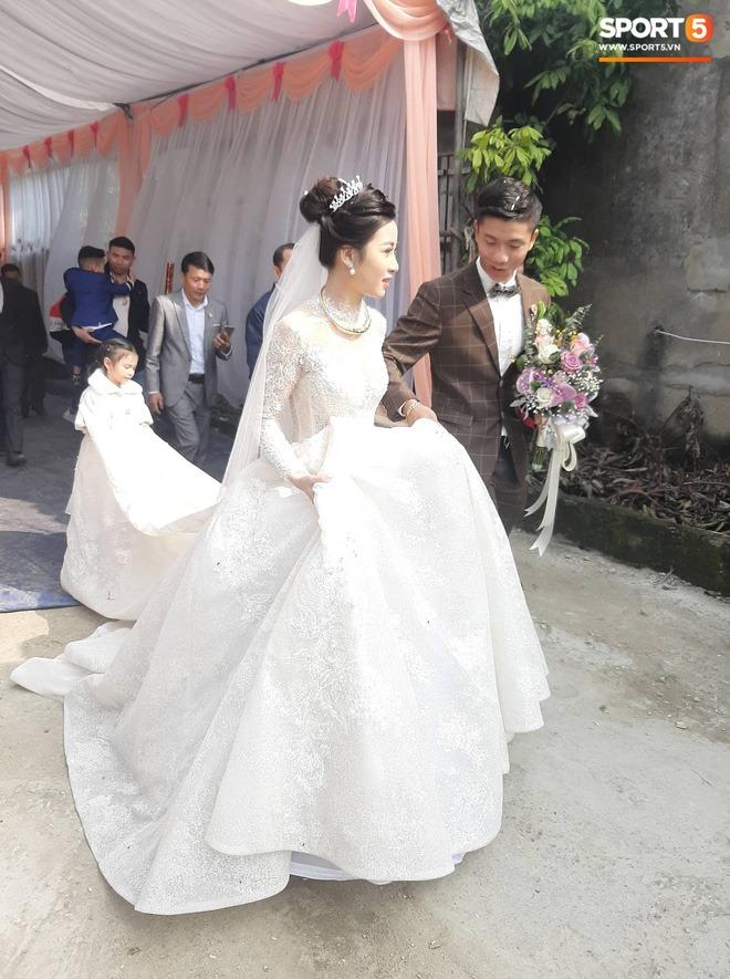 Phan Văn Đức đặt váy cưới trị giá tiền tỷ cho Nhật Linh nhưng lại khiến cô dâu khó khăn đi lại-1