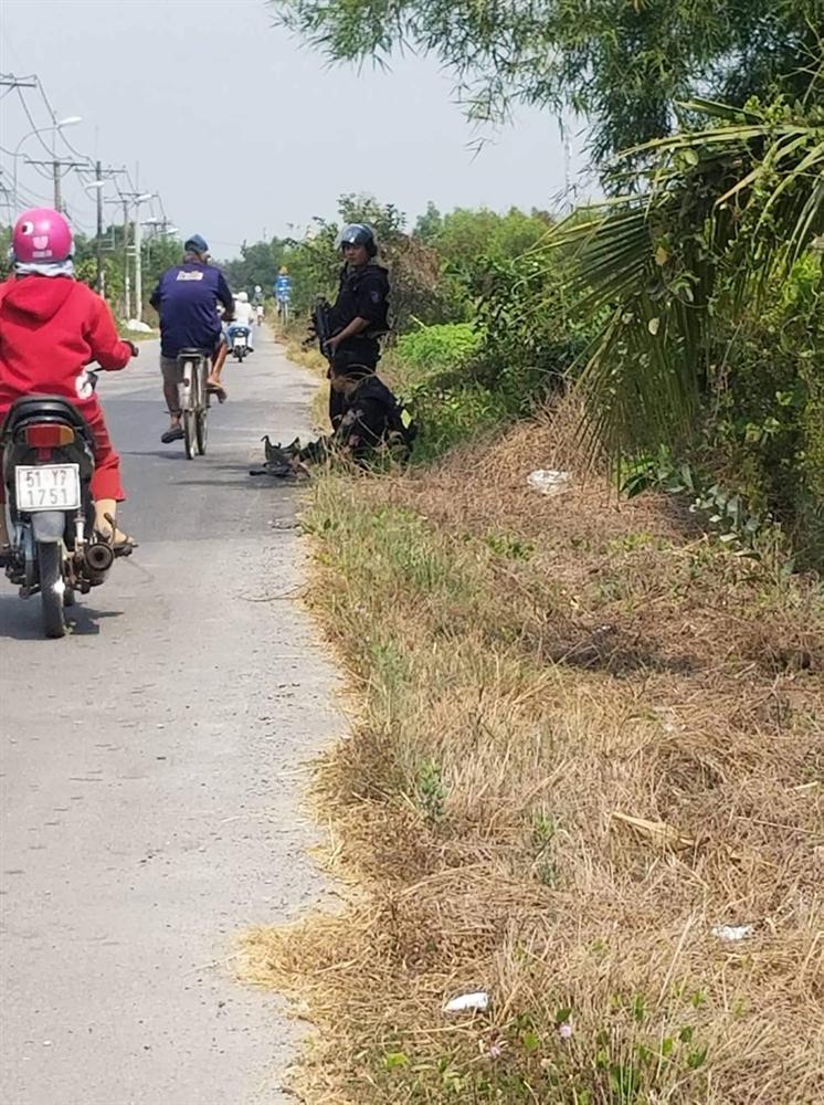 Hàng trăm cảnh sát vây bắt nghi can nổ súng ở Củ Chi, đối tượng hung hãn bắn vào lực lượng chức năng để chống trả-3