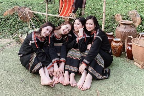 Nhã Phương đi 'trẩy hội' cùng gia đình, nhan sắc ngày càng 'thăng hạng'