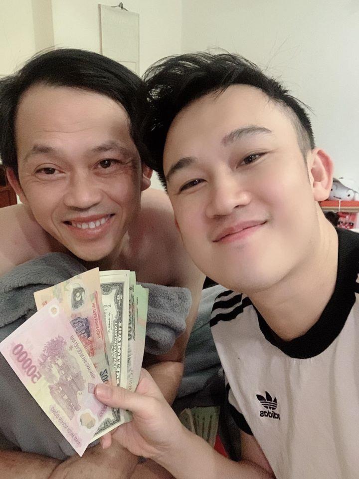 Hoài Linh nằm giường chưa kịp mặc áo, Dương Triệu Vũ đã vào dựng dậy bắt lì xì-1